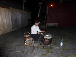 Helge Haugen steker spansk paella i en stor panne over levende ild.